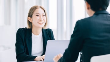 【保存版】1on1ミーティングとは？目的や効果、進め方・話すことをわかりやすく解説