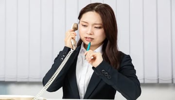 カスタマーハラスメントとは？具体的なカスハラの事例と企業が取るべき対策について